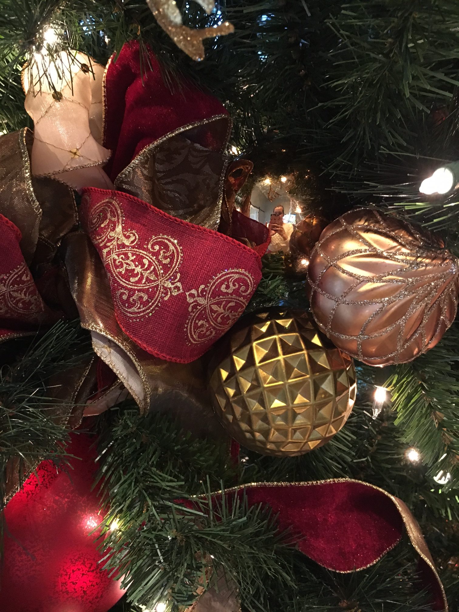 Make your Christmas tree look like a designer tree with 2 easy tips